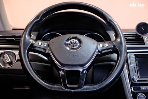 Volkswagen Passat 2017 серебристый - фото 7