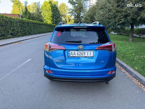 Toyota RAV4 2017 синий - фото 4