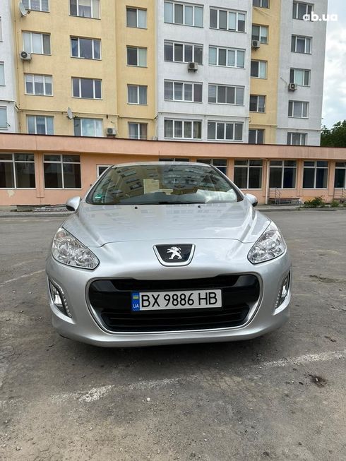 Peugeot 308 2011 серебристый - фото 2