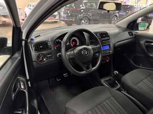 Volkswagen Polo 2017 белый - фото 11