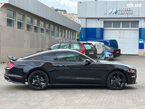 Ford Mustang 2022 черный - фото 4