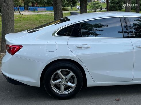 Chevrolet Malibu 2017 белый - фото 13