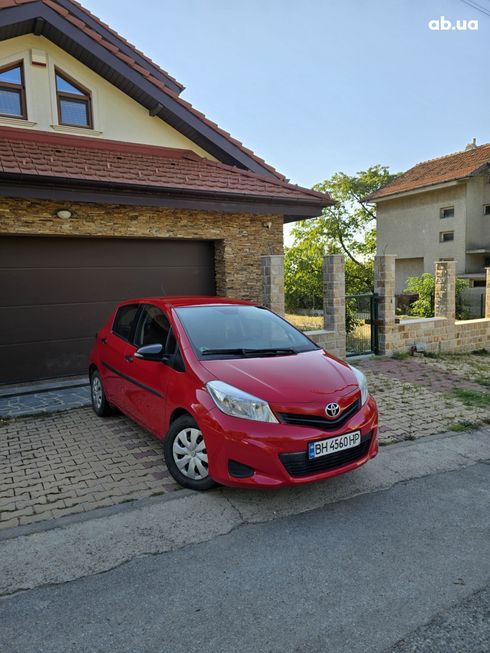 Toyota Yaris 2012 красный - фото 4