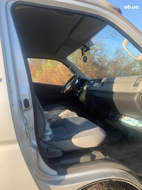 Toyota Hiace 2008 серебристый - фото 4