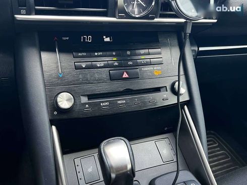 Lexus IS 2017 - фото 16