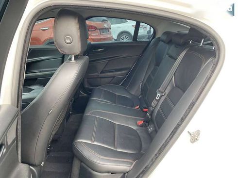Jaguar XE 2015 - фото 18