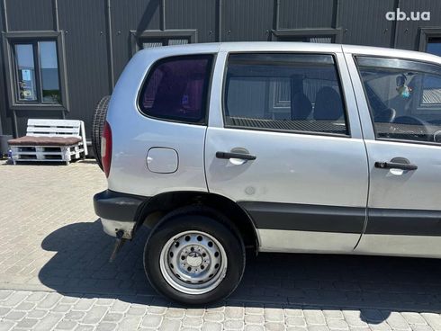 Chevrolet Niva 2004 серый - фото 9
