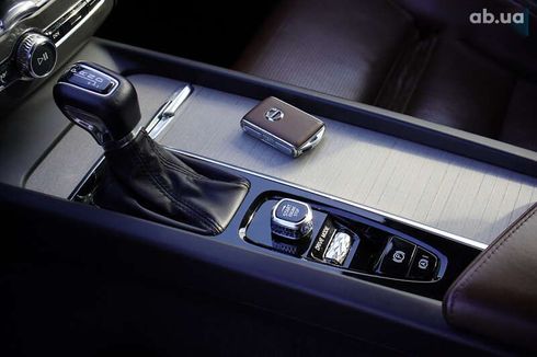 Volvo XC60 2017 - фото 25