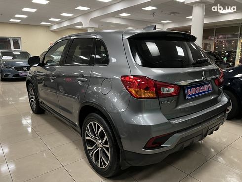 Mitsubishi Outlander 2018 серый - фото 9