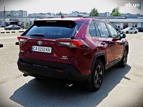 Toyota RAV4 2022 - фото 3