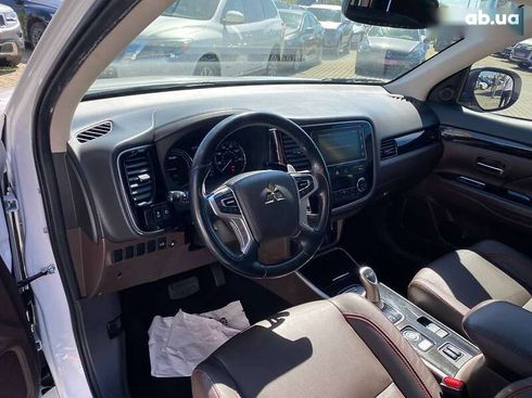 Mitsubishi Outlander 2018 - фото 12