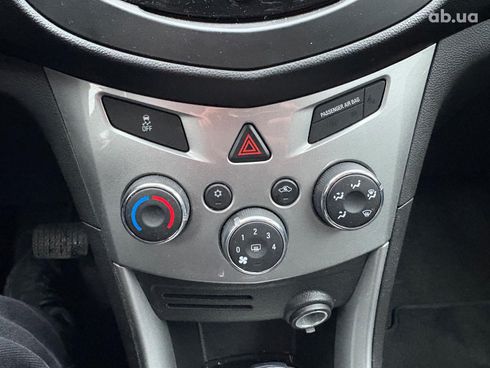 Chevrolet Trax 2016 белый - фото 22