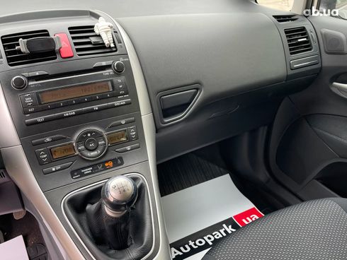 Toyota Auris 2012 серый - фото 28