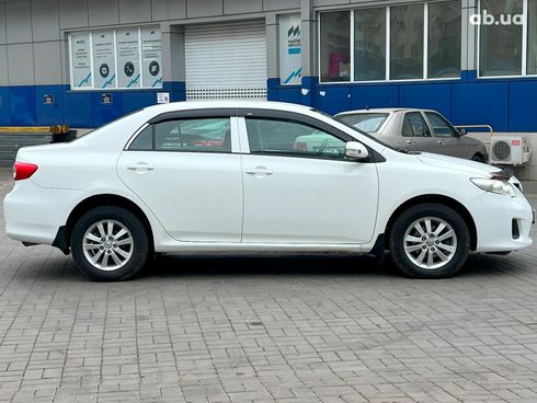 Toyota Corolla 2011 белый - фото 4