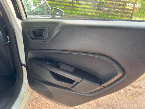 Ford Fiesta 2018 белый - фото 27