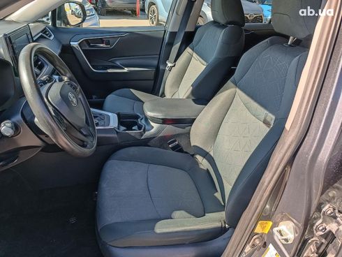 Toyota RAV4 2020 серый - фото 23