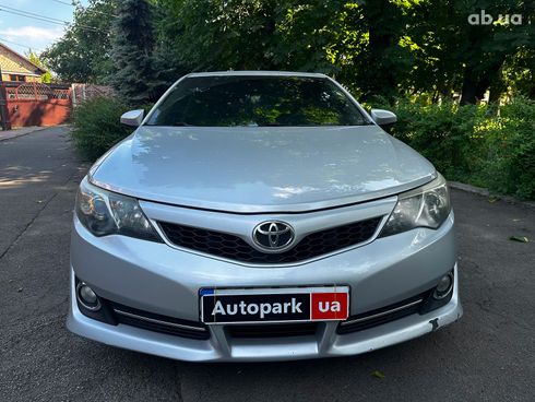 Toyota Camry 2012 серый - фото 2