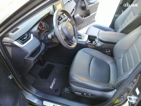 Toyota RAV4 2022 серый - фото 11