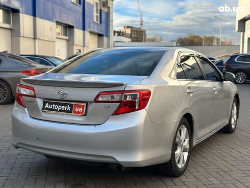 Toyota Camry 2014 серый - фото 9