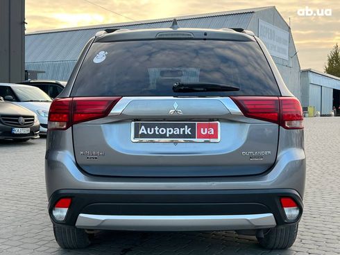 Mitsubishi Outlander 2017 серый - фото 7