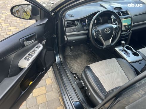 Toyota Camry 2015 серый - фото 4