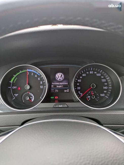 Volkswagen e-Golf 2020 - фото 12