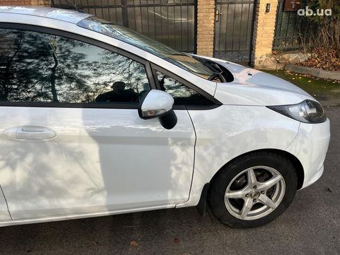 Ford Fiesta 2012 белый - фото 14