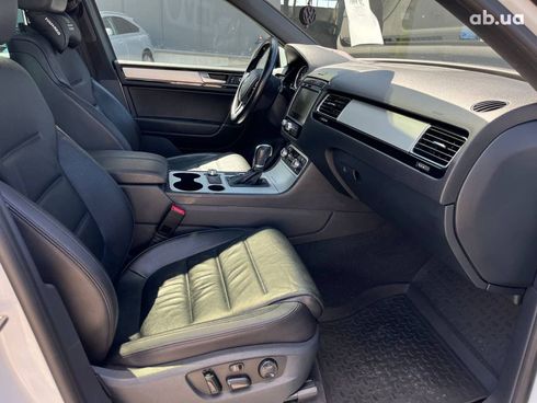 Volkswagen Touareg 2016 белый - фото 10