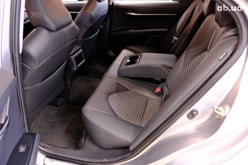 Toyota Camry 2019 серый - фото 8