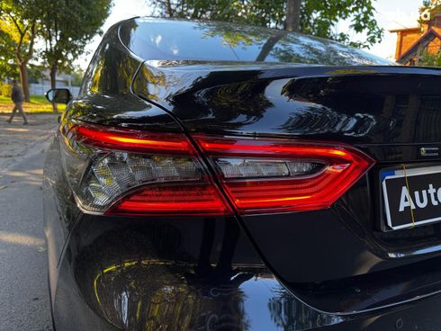 Toyota Camry 2022 черный - фото 9