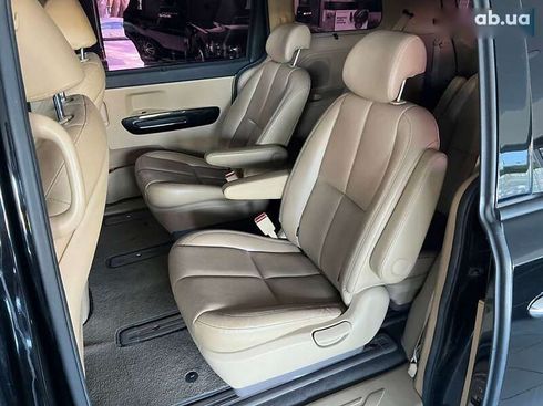 Kia Carnival 2017 - фото 23