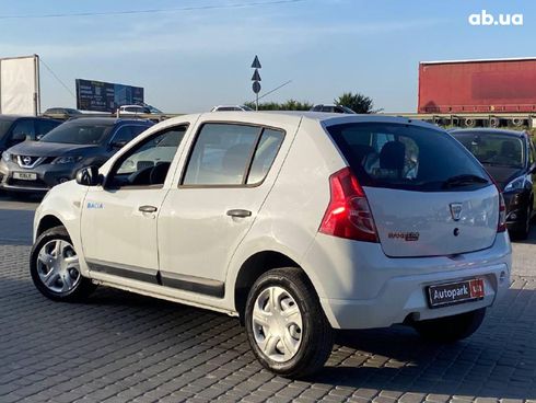 Dacia Sandero 2010 белый - фото 3