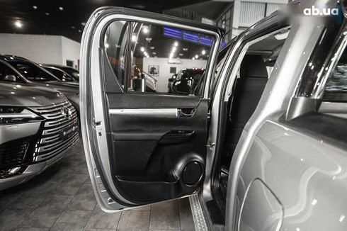 Toyota Hilux 2022 - фото 18