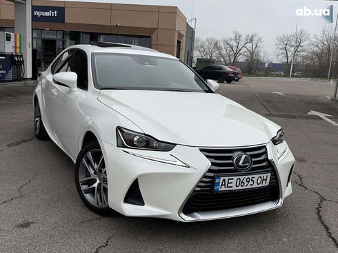 Lexus IS 2018 - фото 2