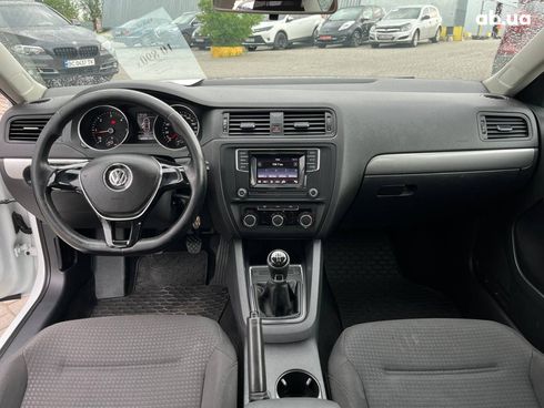 Volkswagen Jetta 2016 белый - фото 13