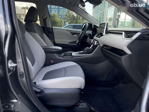 Toyota RAV4 2020 - фото 13