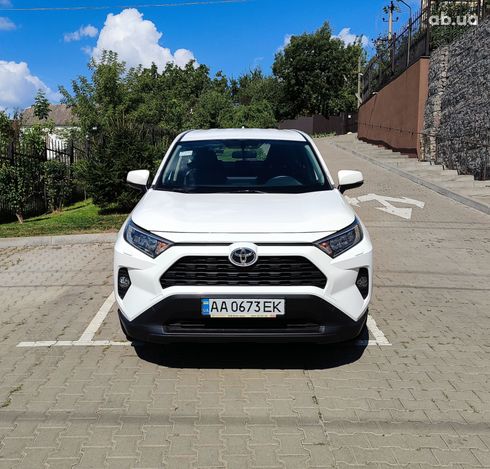 Toyota RAV4 2019 белый - фото 2