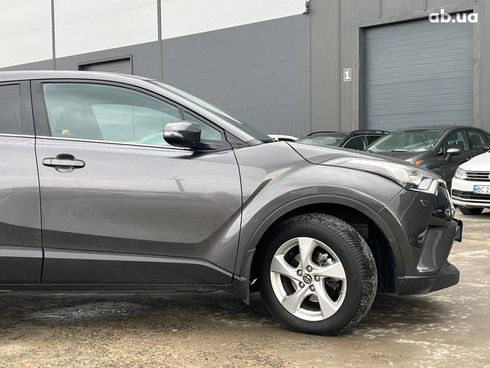 Toyota C-HR 2017 серый - фото 11