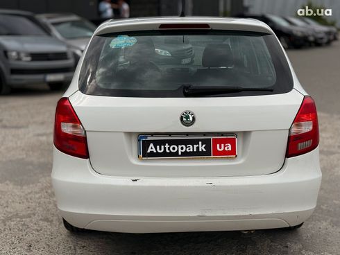 Skoda Fabia 2010 белый - фото 7