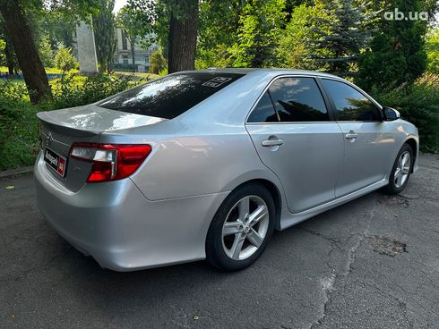 Toyota Camry 2012 серый - фото 5