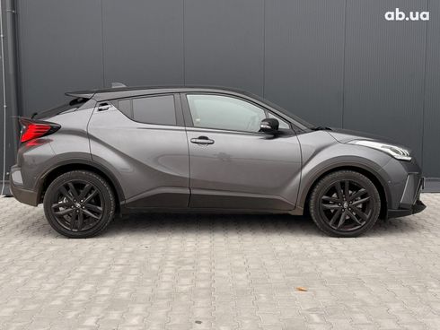 Toyota C-HR 2022 серый - фото 22