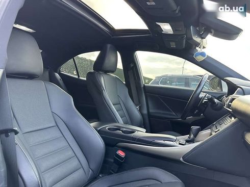 Lexus IS 2019 - фото 24