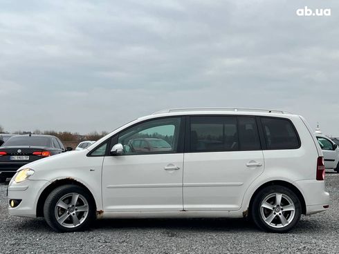 Volkswagen Touran 2009 белый - фото 4