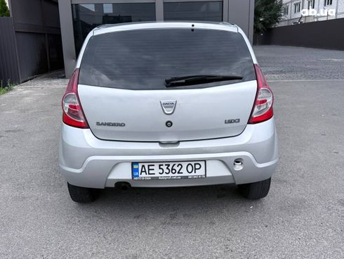 Dacia Sandero 2011 серебристый - фото 7