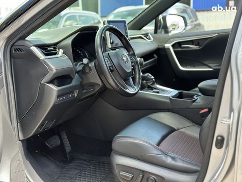 Toyota RAV4 2020 серый - фото 10