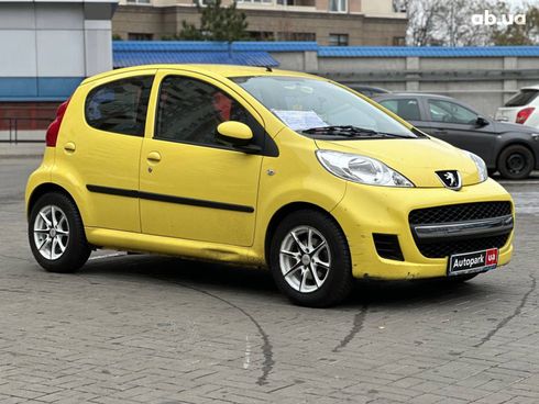 Peugeot 107 2011 желтый - фото 4