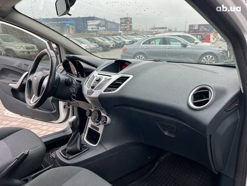 Ford Fiesta 2012 белый - фото 36