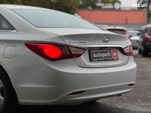 Hyundai Sonata 2015 белый - фото 35