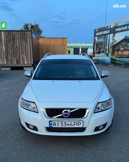 Volvo V50 2011 белый - фото 2