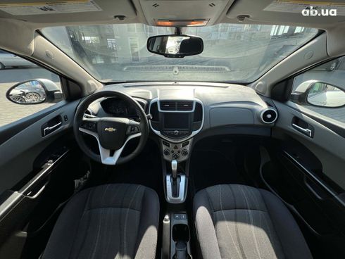 Chevrolet Sonic 2019 серый - фото 19